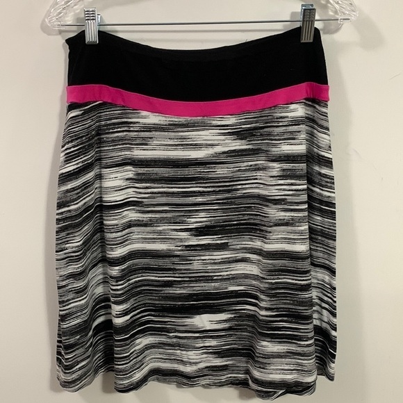 Dakini Athletic flared skirt, side pockets and back zipper pocket Good condition - Picture 2 of 3